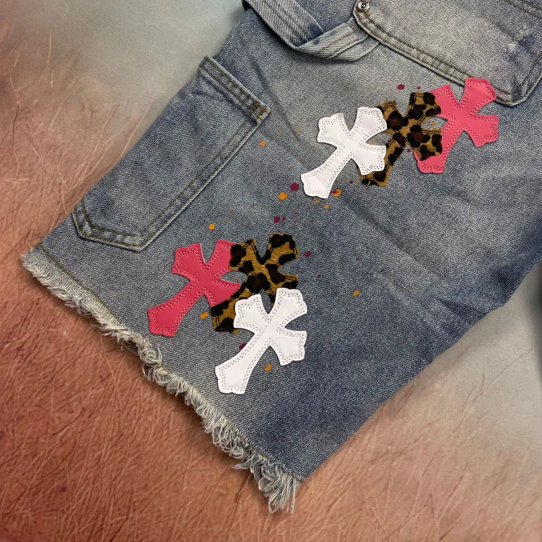 🅿️240 🔘Model No.-KL501 🔘Croxin𝐂𝐡𝐫𝐨𝐦𝐞 𝐇𝐞𝐚𝐫𝐭 CH blue and white three-color leather splash-ink American workwear denim shorts* The brand Croxin is well-known in the fashion circle. The details and design of these shorts are amazing. They use real Levi's jeans bottoms, which are taken apart and then spliced ​​together. This process is too heavy-duty. The hardware is all custom-made from molds, and the texture is superb. The hem is designed with handmade tassels and frayed edges, which is individual and unruly. It is also made of white genuine leather and patched. The blue and white color scheme plus splash-ink elements make it extremely fashionable. The cross pattern is embellished with red, white and leopard print, making it highly recognizable. The washing effect is also very natural, and the overall stitching process is impeccable. The same style for men and women, it looks super stylish when worn, and your handsomeness value skyrockets! The matching suggestions are as follows: Street fashion style: wear a black loose T-shirt with colorful graffiti printed on it, and a short black leather jacket. Wear a pair of black high-top Converse or Nike Dunks, a black baseball cap, and a silver metal necklace to walk on the street, which is full of fashion. Casual fashion style: wear a white simple short-sleeved shirt inside and a light blue denim jacket outside, wear it open. Wear white sneakers and carry a simple black crossbody bag for daily travel, casual and fashionable. Cool and handsome style: Choose a red short crop top and tuck it into shorts. Wear a pair of black thick-soled leather shoes, paired with some metallic bracelets and rings, and go to a music festival or party and you will be the center of attention.  Size: S M L XL XXL (28.30.32.34.36) Color: Blue